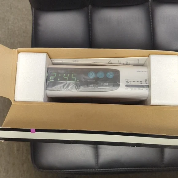 NIB Emerson Under-Cabinet Clock Radio - Picture 4 of 6